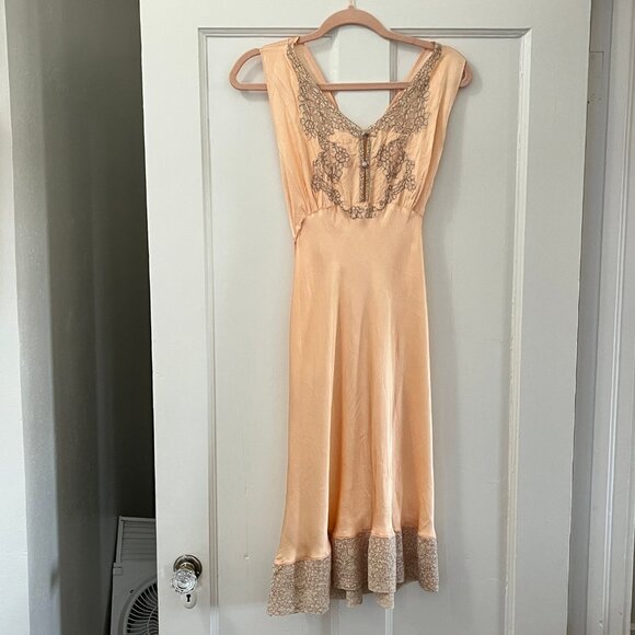 1940s Queen Mary Vintage Lace Nightgown – Antique Peach Enka Rayon Silk – S/M - Picture 8 of 15